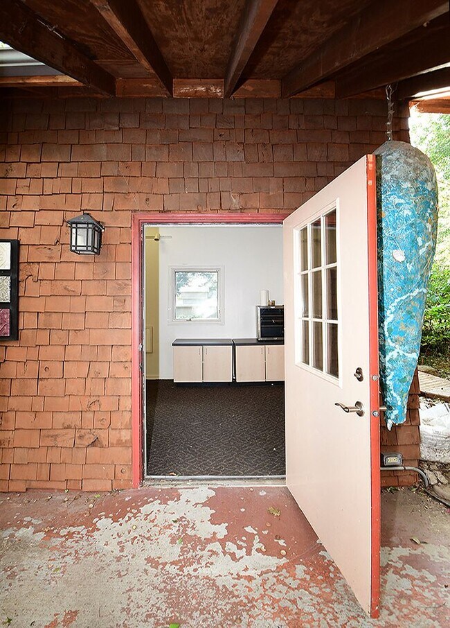 Building Photo - Cool House
