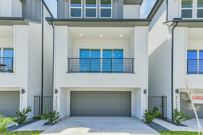 Building Photo - 5703 Balbo St