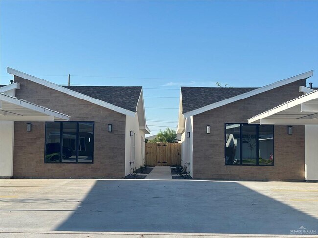Primary Photo - 2204 E San Andrea St