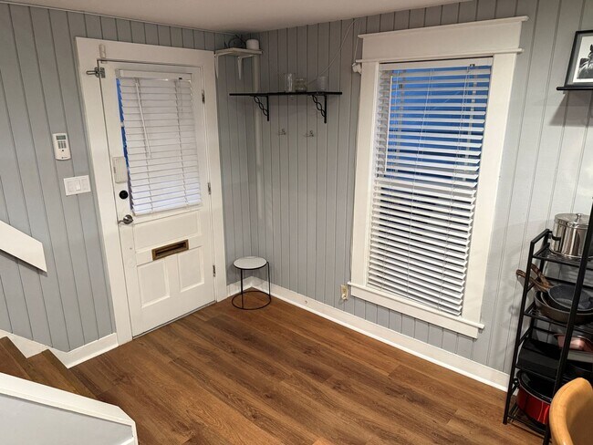 Building Photo - 1515 1/2 S Carson Ave