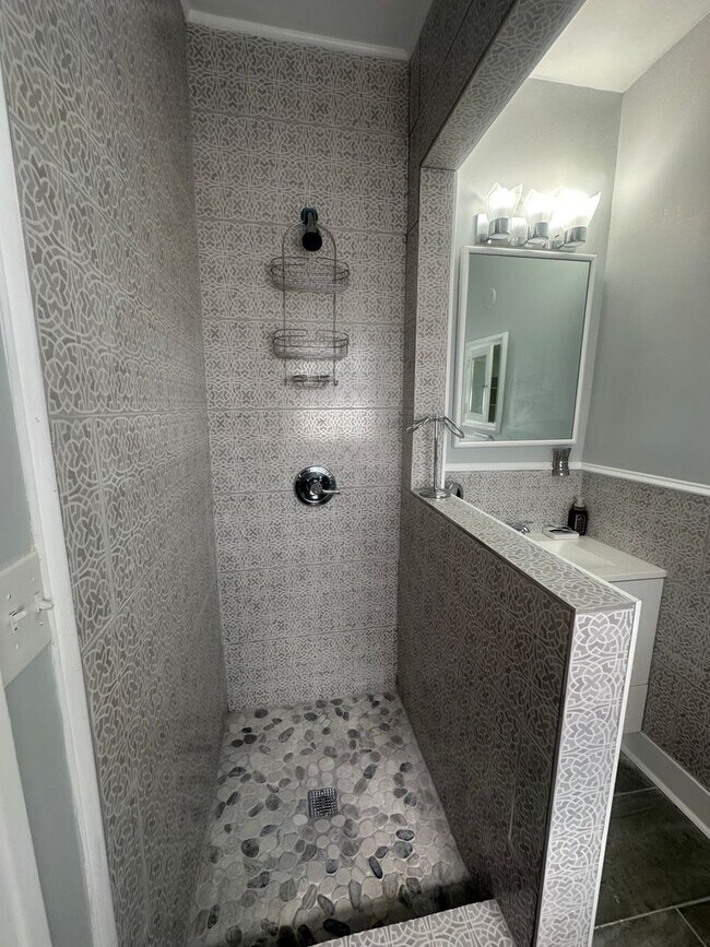 Building Photo - 3 bedroom 2 bath beautiful home with tons of character!