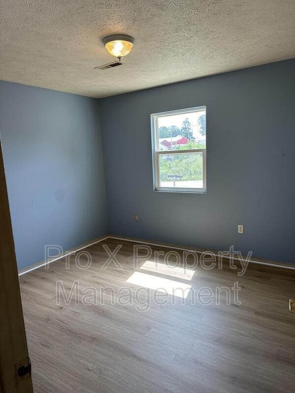 Building Photo - 121 Elm St