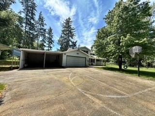 Building Photo - 450 NE Riverhill Dr