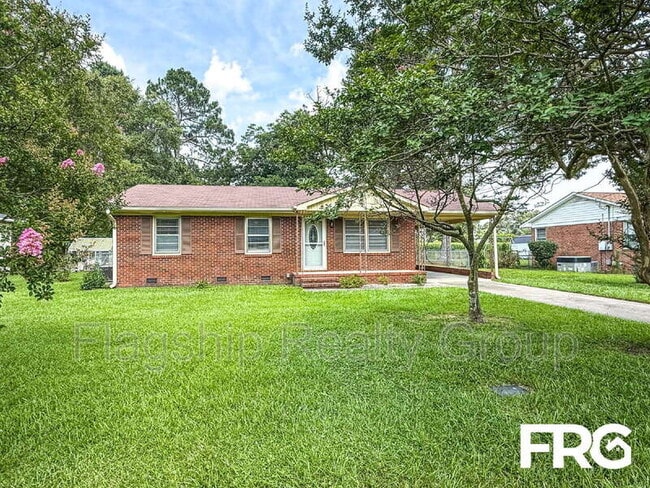 Building Photo - 910 Holloman St
