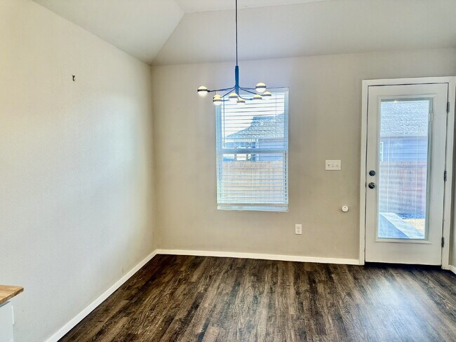 Building Photo - 920 Queen St