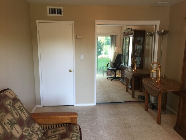Building Photo - Beautiful 4 Bedroom House in NW Bakersfiel...