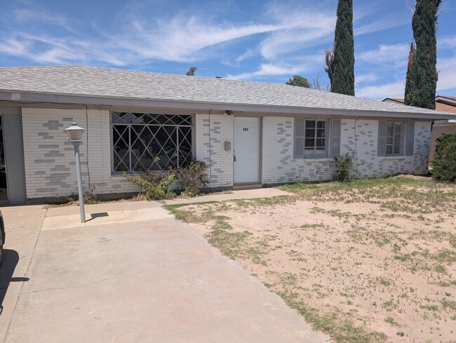 Building Photo - 507 E Mescalero Rd