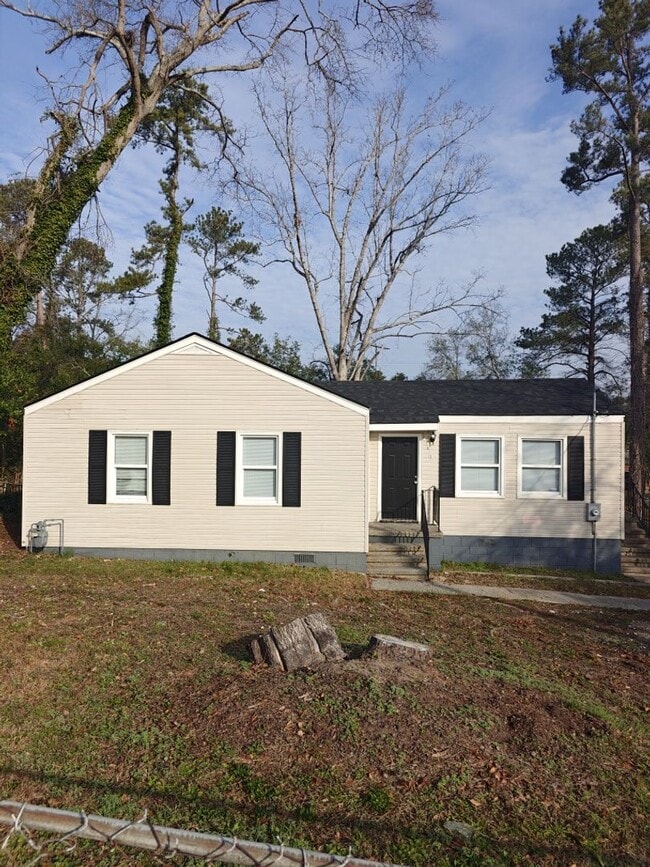 Building Photo - Comfortable 3BR, 1BA Single-Family Home With Large Yard