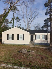 Building Photo - Comfortable 3BR, 1BA Single-Family Home With Large Yard
