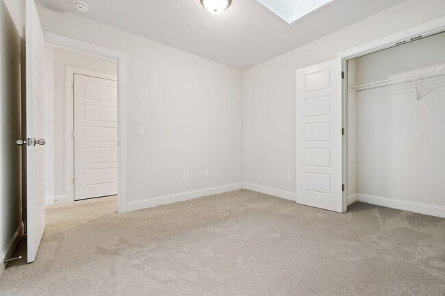 Building Photo - Available NOW! 2BR/2.5BA Townhouse in Mebane