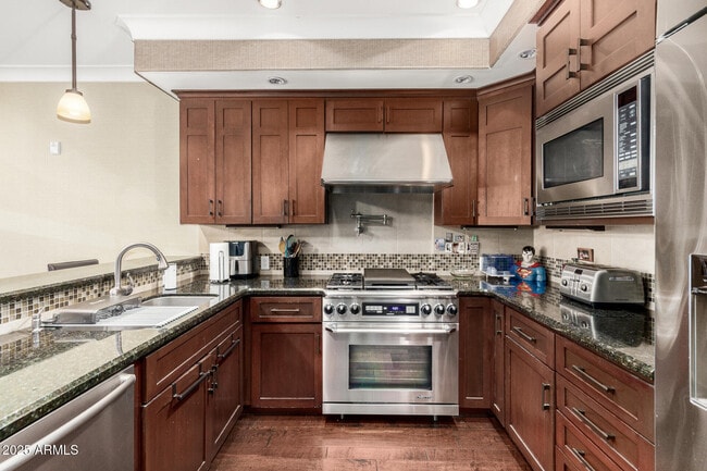 Building Photo - 4909 N Woodmere Fairway