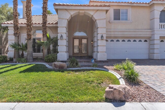 Building Photo - LUXORY 5 BEDROOM 3 1/2 BATH HOME LOCATED I...