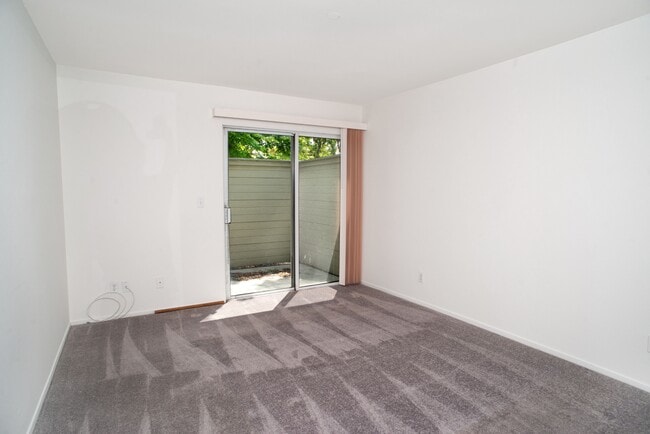 Building Photo - 15766 Midwood Dr