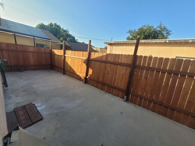 Building Photo - 10138 Arleta Ave