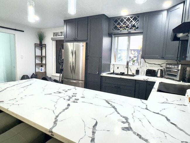 Building Photo - Upgraded One-Bedroom in Kensington