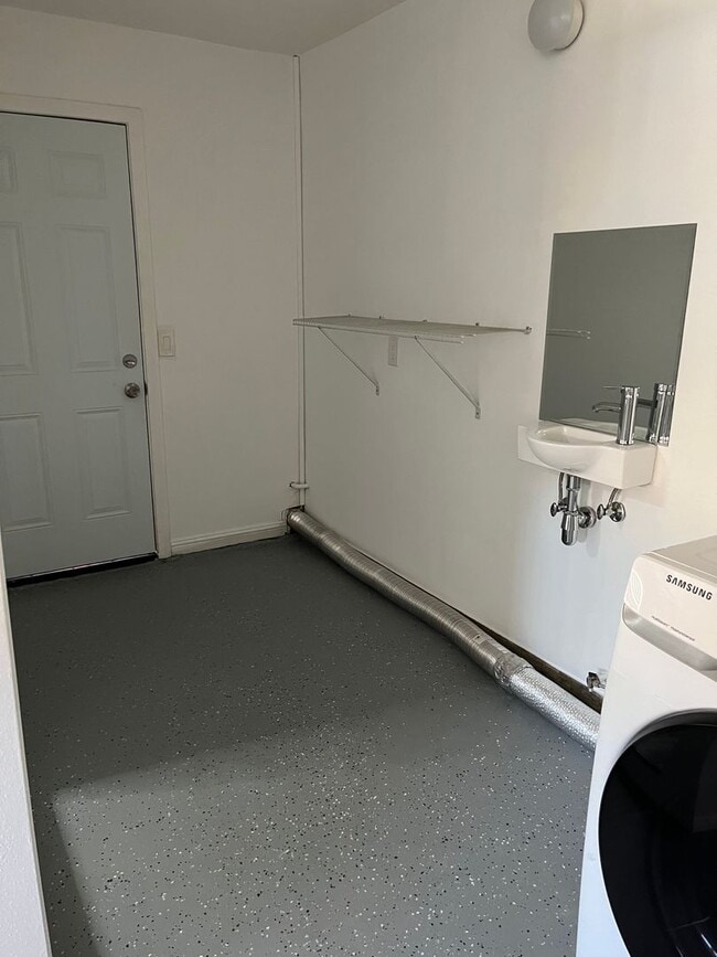 Building Photo - 3bdr 2 bth with a Bonus Room in Spring Val...
