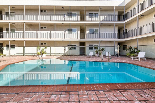 Building Photo - Available after 6/20 - Newly Renovated Cod...