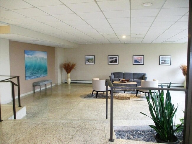 Building Photo - 650 Shore Rd