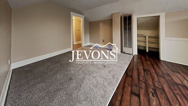 Building Photo - $300 Rent Credit - Well-kept ground-floor ...