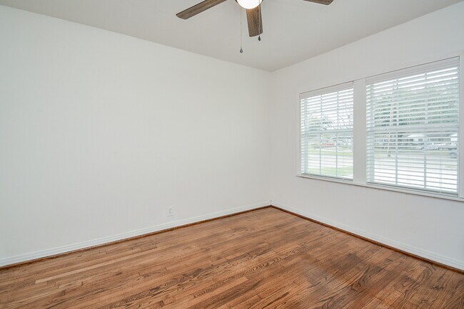 Building Photo - 6422 Sherwood Dr