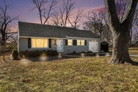 Building Photo - Remodeled 2 Bedroom 1.5 Bath - Overland Park