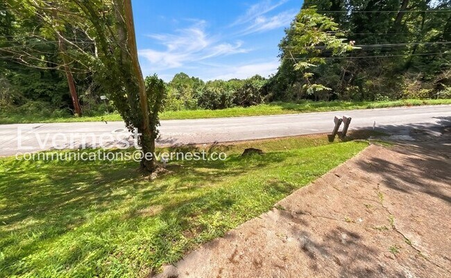 Building Photo - 2 Bed/1 Bath Home with Garage / Available Now!