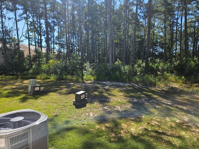 Building Photo - Beautiful unfurnished End unit - 2 bedroom...