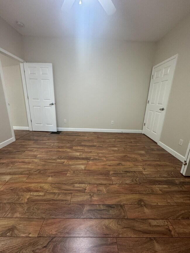 Building Photo - "Charming 3-Bed Retreat in Hendersonville with Cozy Fireplace."