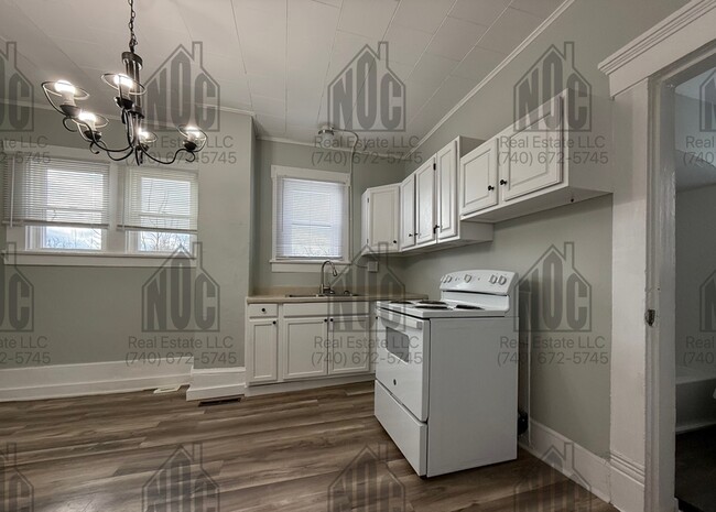 Building Photo - 1236 1/2-1236 1/2 E Locust St