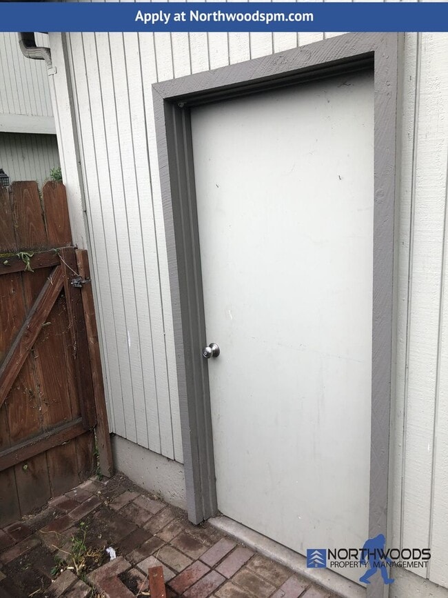 Building Photo - Nice 2 Story 3 Bedroomd 2 Bathrooms-Townhome
