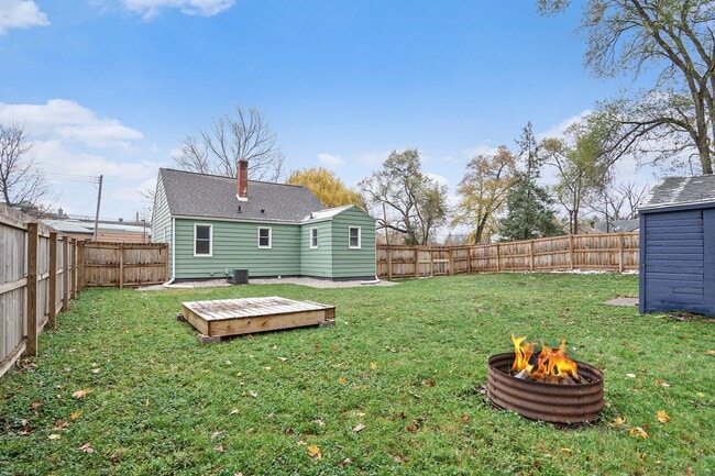 Building Photo - New Remodeled 3bed 1 bath home in Kalamazoo! Ask about our Deposit Free Leasing!!