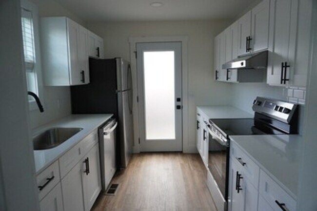 Building Photo - 2128 Sharondale Dr