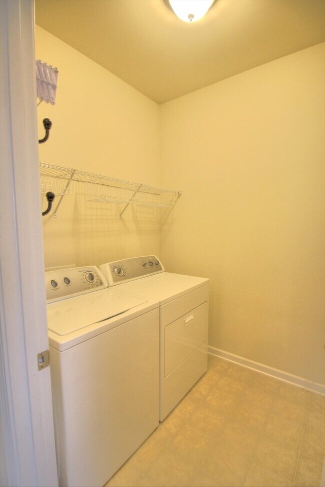 Building Photo - End Unit Townhome with Screened Porch & Fenced Yard!