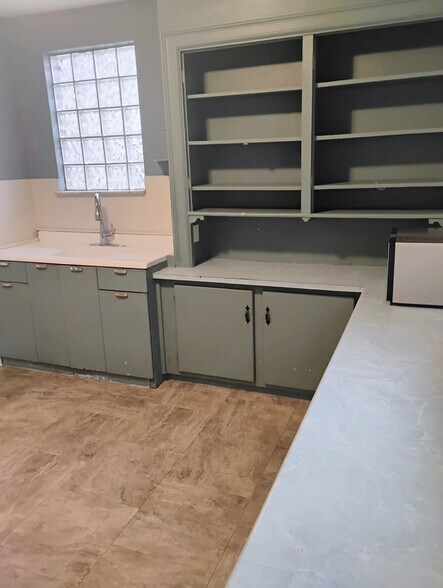 Kitchen - 7323 Denniston Ave