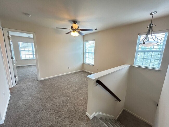 Building Photo - Immaculate beautiful 3-bedroom, 2.5-bath t...