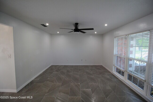 Building Photo - 3002 Edgewood Dr NE