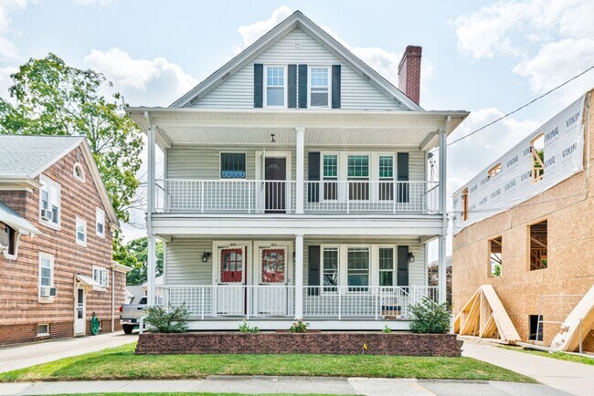 Building Photo - 4 Bed Gorgeous Unit Near PC / Elmhurst (Available 6/1/2026)