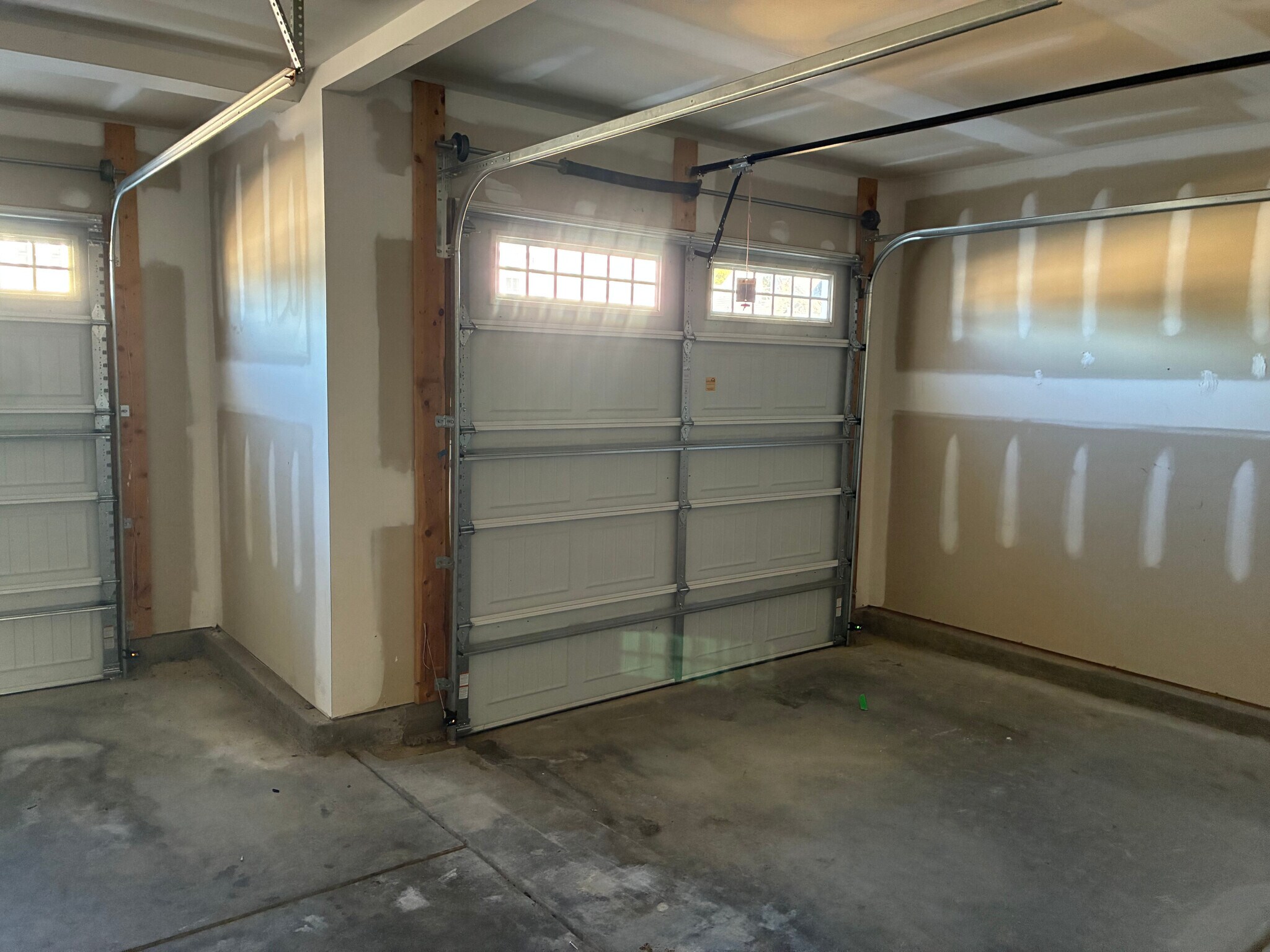 Building Photo - Room in House on Hopper Cir