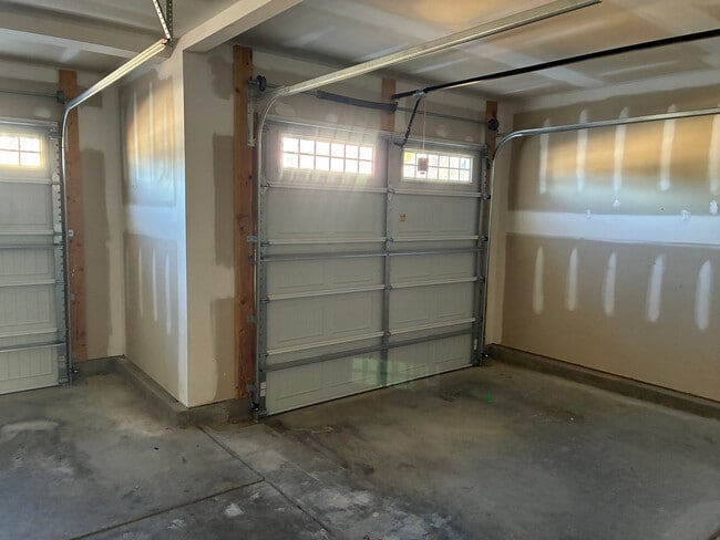 Building Photo - Room in House on Hopper Cir