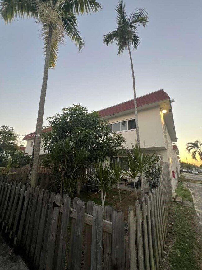 Building Photo - 1480 NE 151st St