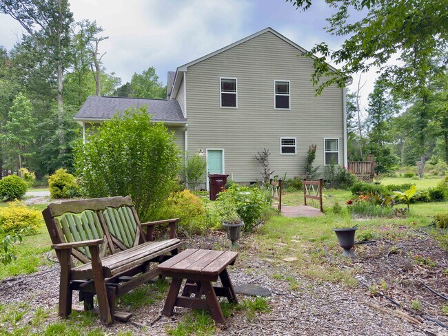Building Photo - Newer Home
