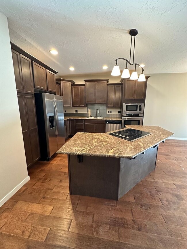 Building Photo - 3 Bedroom Townhome