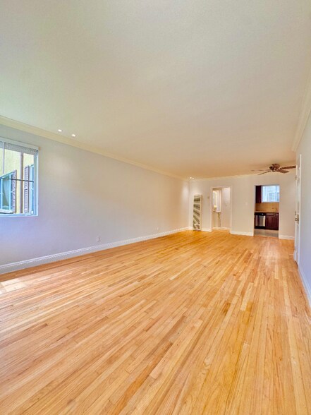 Building Photo - 3166 S Barrington Ave
