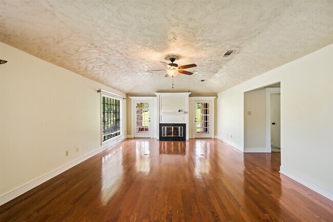 Building Photo - 101 Fairway View Ln