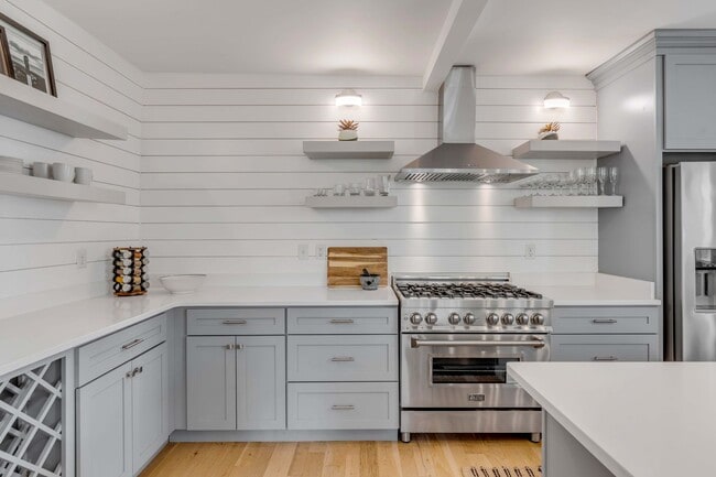 Building Photo - AVAILABLE NOW Downtown Rental