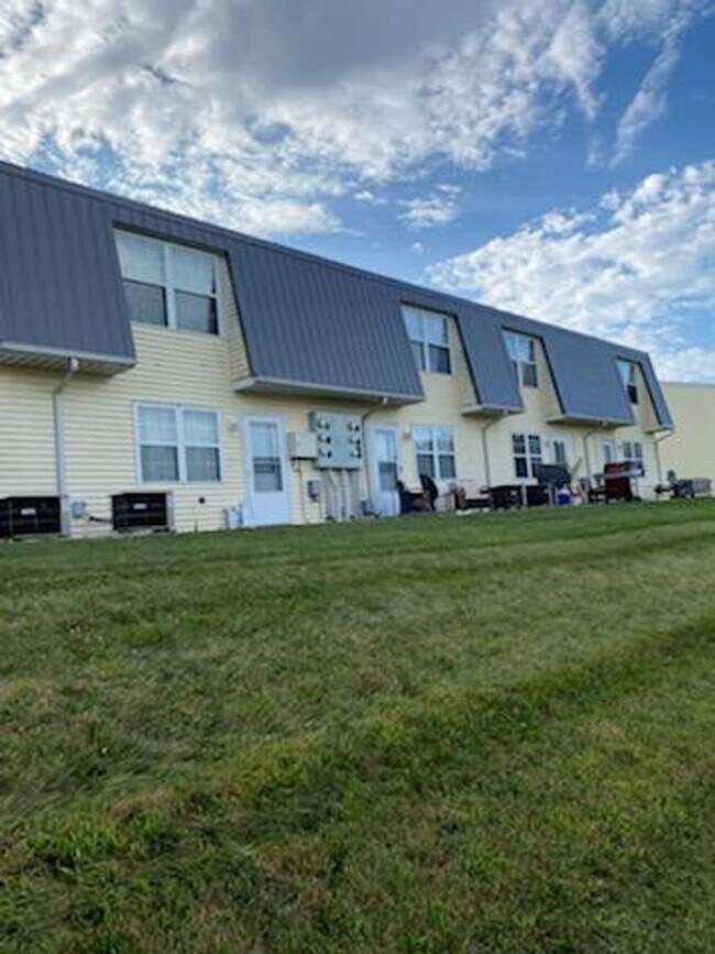 Building Photo - New Listing!!! 2 Bedroom Townhouse in Albion!!!