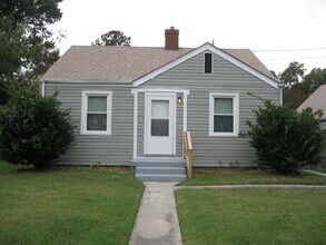 Building Photo - Beautiful 2BR single family with detached ...