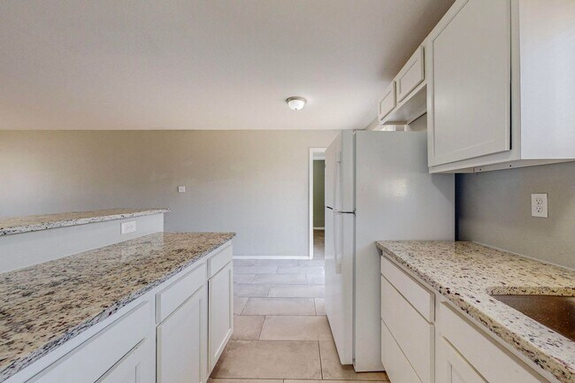 Building Photo - NE Mid-Century Modern 3 Badroom 1.5 Bath with garage