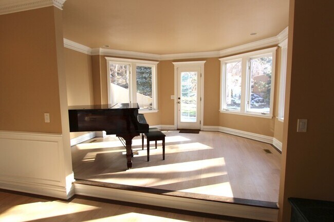 Building Photo - 3333 Deer Hollow Dr