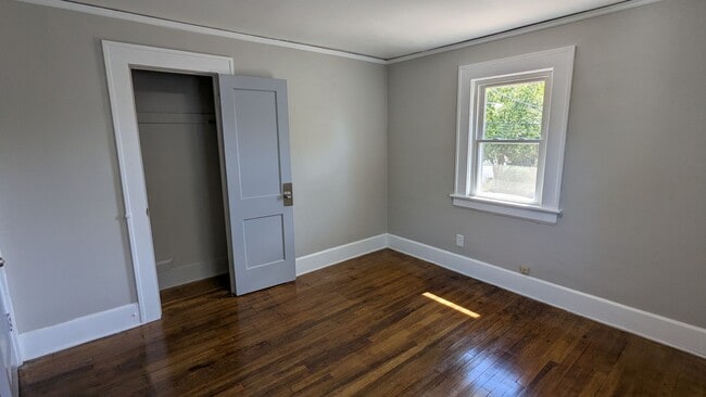 Building Photo - Newly renovated gem located in Akron